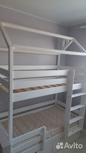 Кровать двухьярусная домик