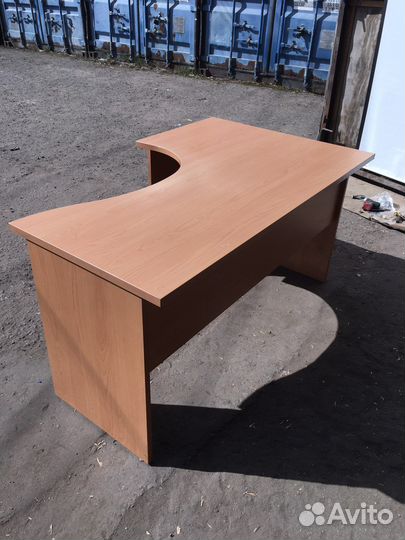 Угловой письменный стол