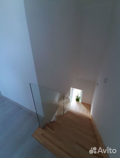 Лестница с ограждениями из стекла