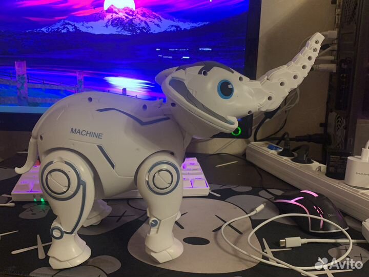 Слон на пульте управления