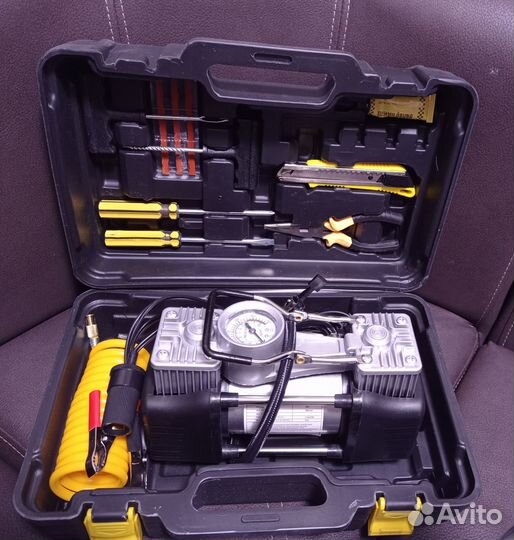 Компрессор 12 вольт, в кейсе с инструментами