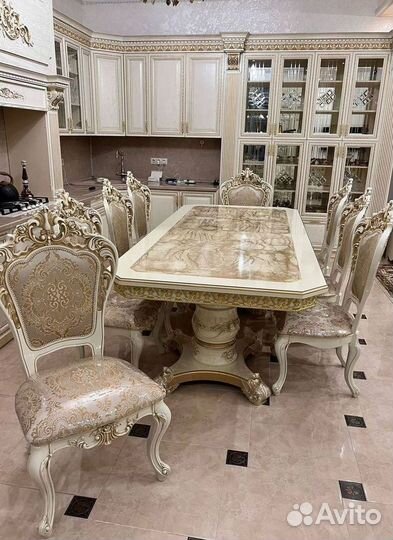Большой обеденный стол и стулья