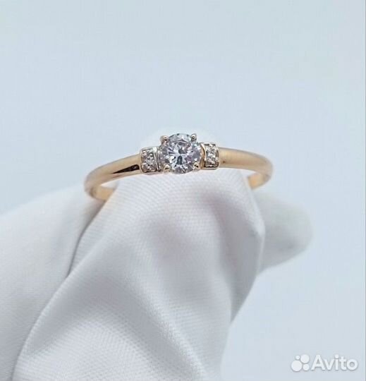 Золотое кольцо с камнем 18р