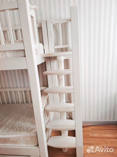 Двухъярусная кровать