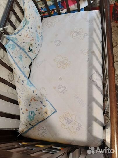 Детская кроватка с маятником и ящиком,матрасом