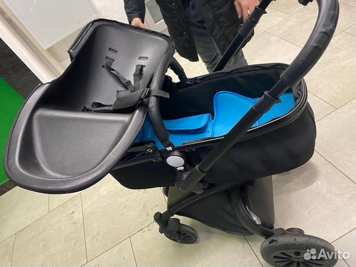 Коляска чёрная из экокожи 2 в 1
