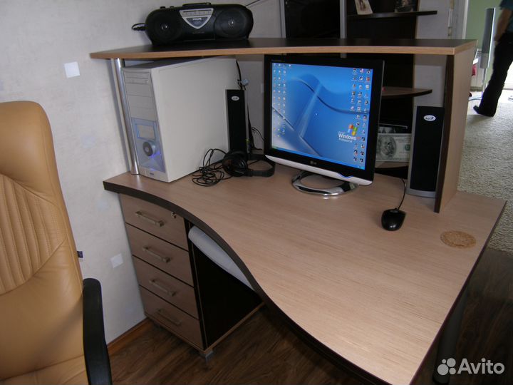 Компьютерный стол с надставкой