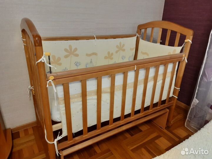 Детская кроватка с поперечным маятником