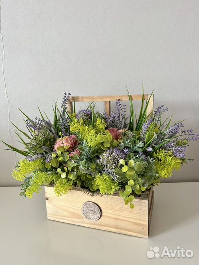 Композиция из искусственных цветов