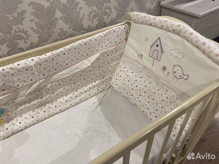 Детская кроватка с маятником