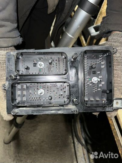 Блок предохранителей под капот Opel Zafira B