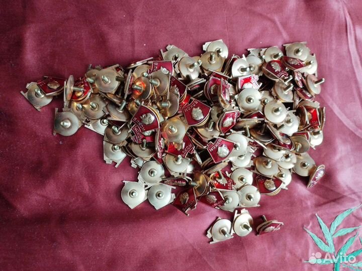 Значки комсомольские