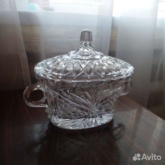 Хрустальная конфетница с крышкой
