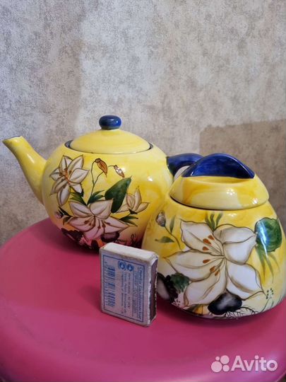Заварочный чайник и сахарница