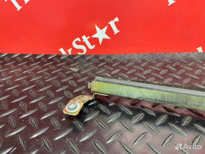 Направляющая стекла двери левой