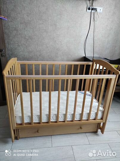 Детская кроватка с маятником и ящиком
