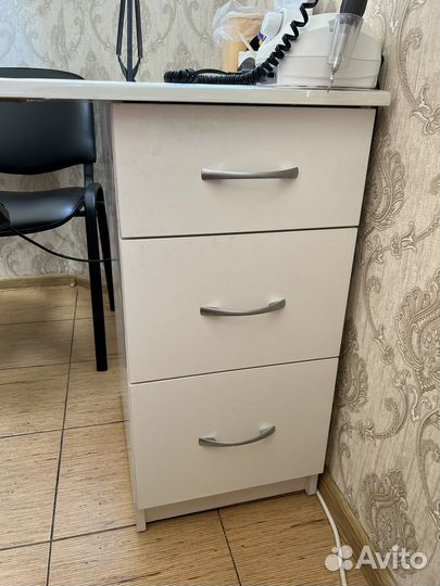 Маникюрный стол