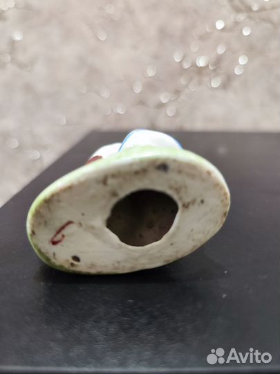 Статуэтка СССР Девочка кормит курей