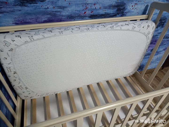 Детская кроватка с маятником