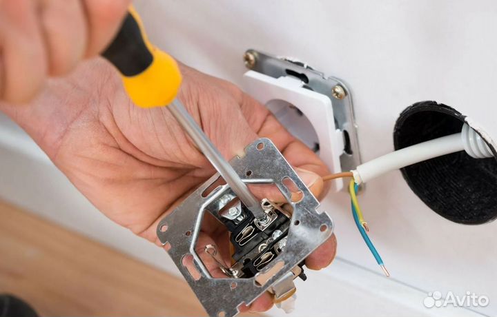 Услуги частного электрика. Замена розеток