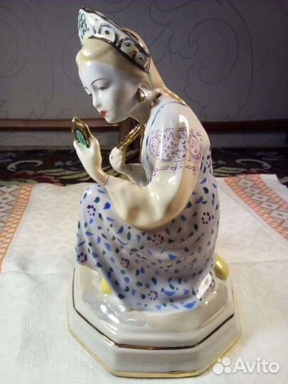 Малахитовая шкатулка. Девушка с зеркалом