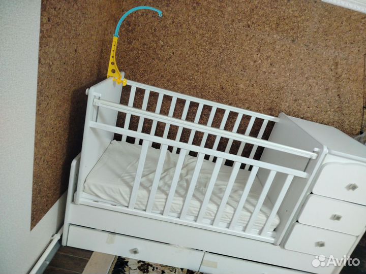 Детская кроватка с маятником и комодом