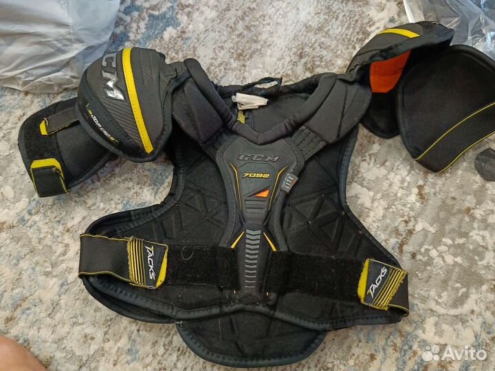 Хоккейные шорты, нагрудник