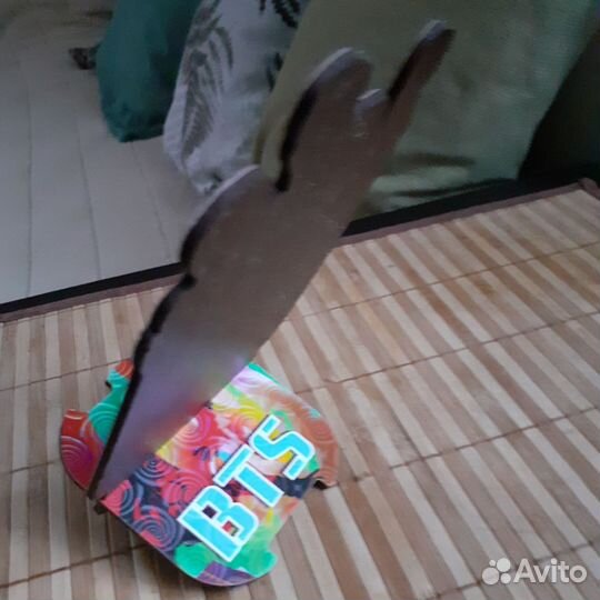 Деревянная подставка для телефона