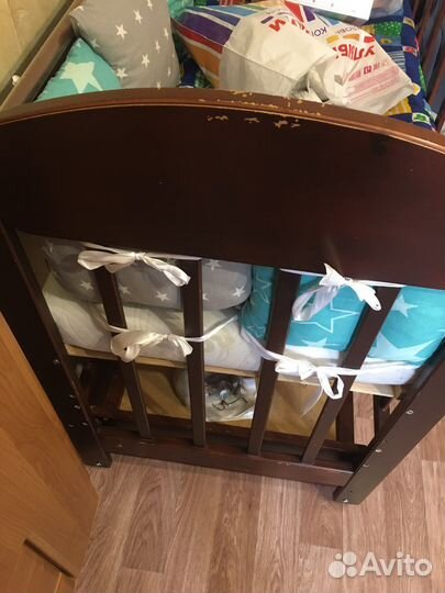 Детская кроватка с маятником