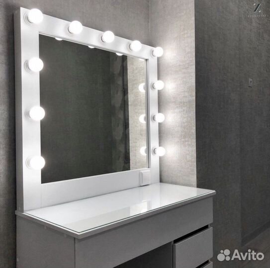 Туалетный столик визажиста с гримёрным зеркалом