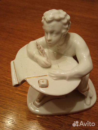 Статуэтка фарфор