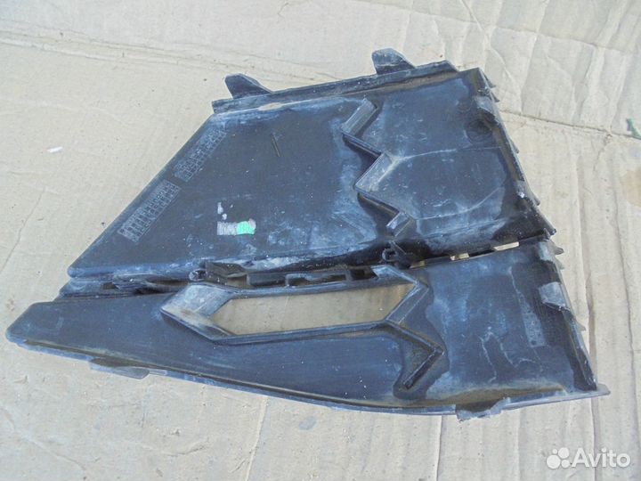 Решётка переднего бампера левая Skoda Superb 3