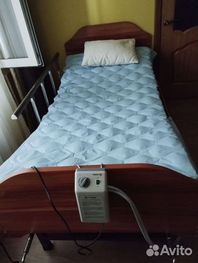 Кровать и противопролежневый матрас