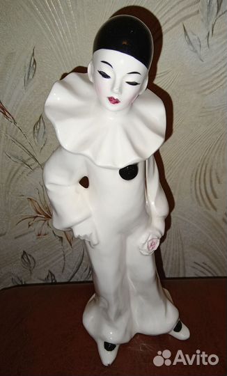 Статуэтки Пьеро и Дама с собачкой фарфор винтаж