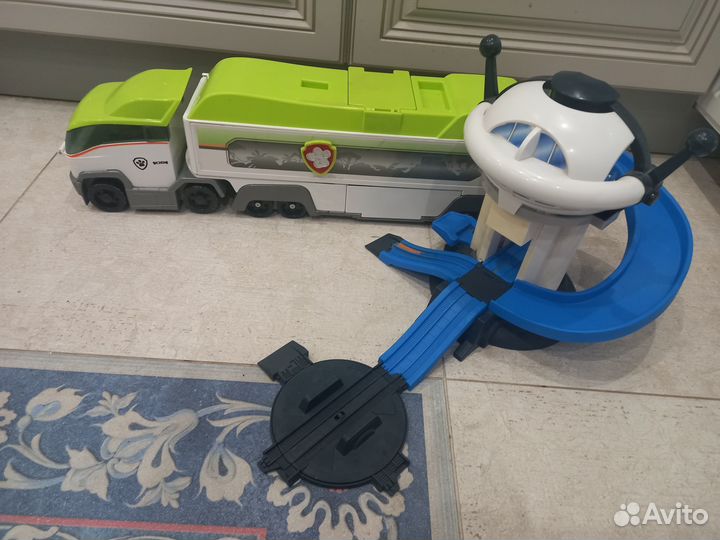 Автовоз и смотровая башня с подъемником и горкой