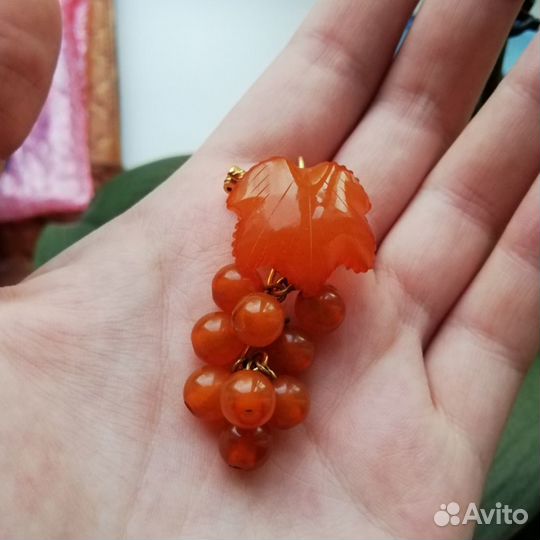 Брошь из янтаря