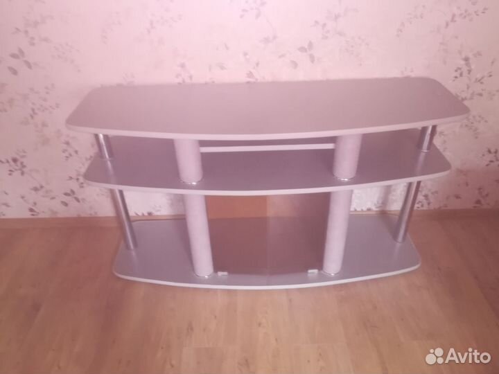 Тумба под телевизор со стеклянными дверцами