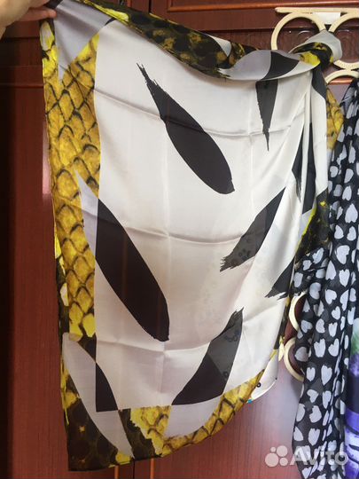 Яркий платок, шарф, парео на лето