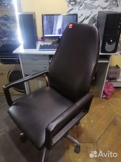 Офисное кресло руководителя