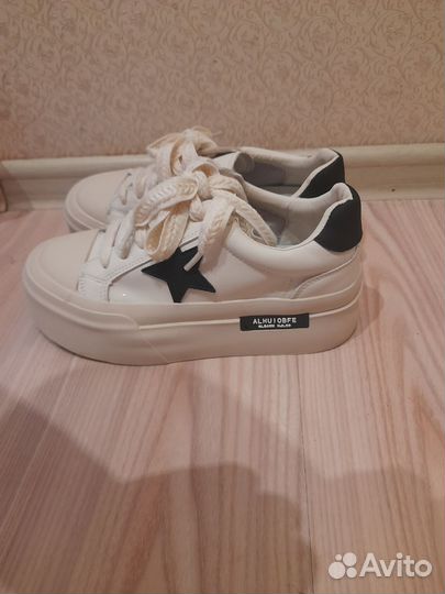 Кроссовки женские