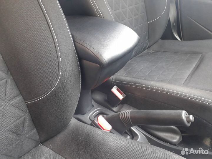 Подлокотник для Nissan Terrano в подстаканник