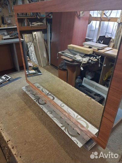 Зеркало с полочкой