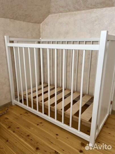 Детская кроватка с универсальным маятником