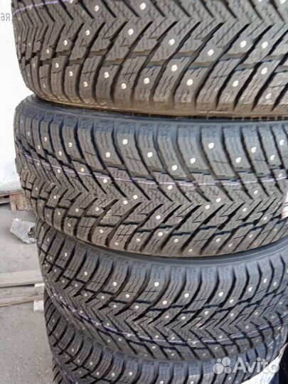 Nokian Tyres Hakkapeliitta 10 215/55 R17 98T
