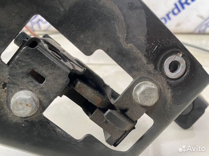 Крепление фары переднее правое Mercedes-Benz