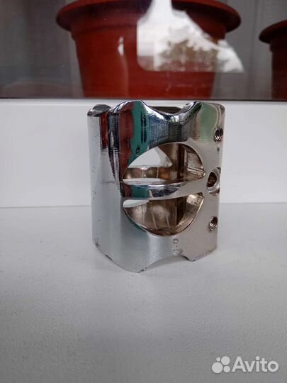 Зажим для трюкового самоката