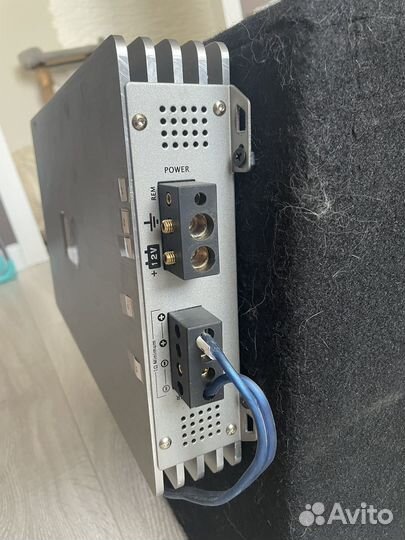 Сабвуфер и усилитель в автомобиль