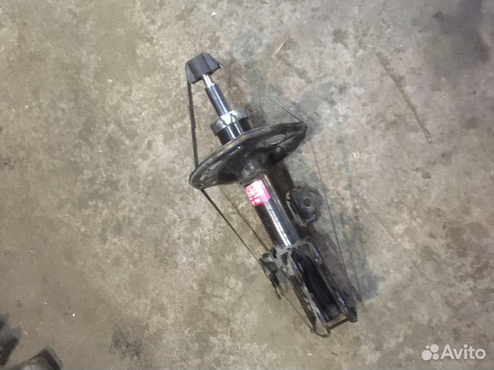 Амортизатор передний правый Тайота Кролла Аурис