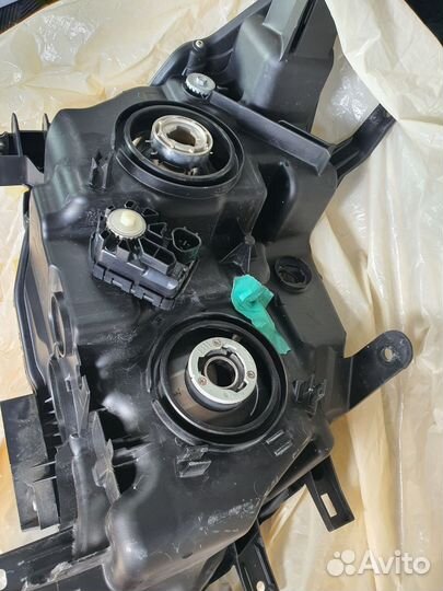 Фара передняя левая на nissan serena c26