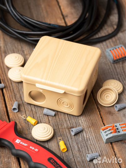 EKF PROxima Коробка распаячная кмр-030-031 с крышкой (80х80х50) 7 мембранных вводов светлое дерево I